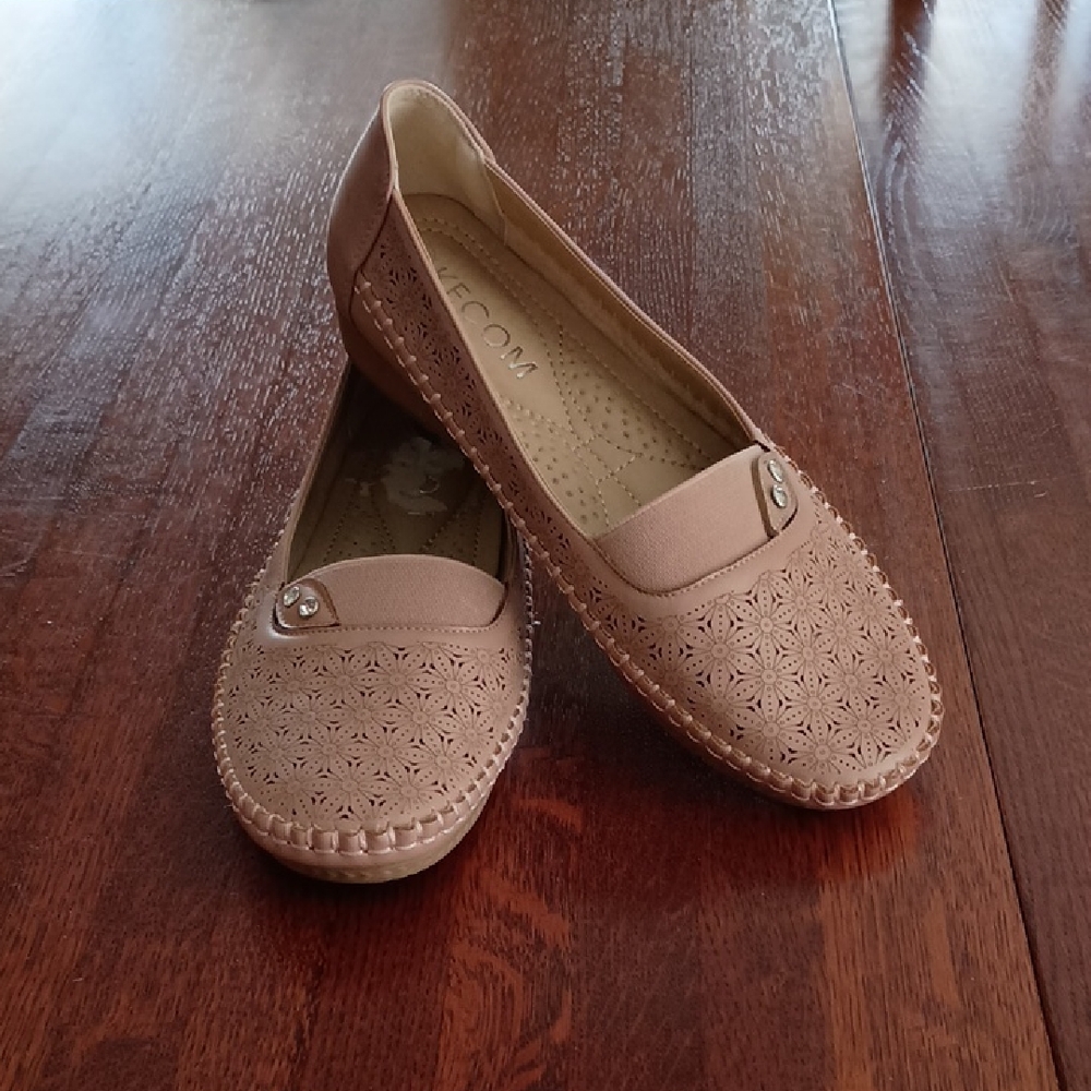 Kecom Slip-On Loafers with Decorative Cutouts b100